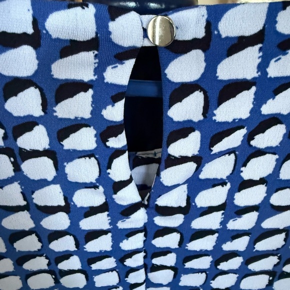 Calvin Klein Abstract Blue, Black, and White Top, Pleated Scoop neck, Size 1X - Picture 5 of 6